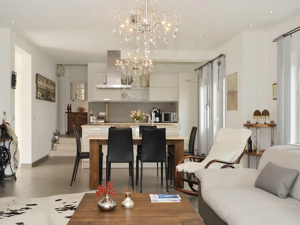 아파트 Dondras Residence 트로기르